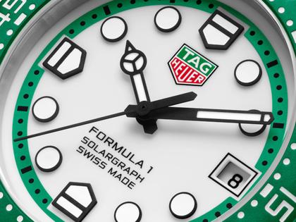 TAG Heuer Formula 1 Solargraph Quarz Kunststoff 38mm weißes Zifferblatt grünes Kautschukband – Herrenuhren Uhr mit Datum aus Edelstahl und Kunststoff. Das Gehäuse ist rund und rot. Das Kautschuk / Kunststoff / Silikon Armband ist grün. Das Zifferblatt ist ein Index in weiß. – Ansicht 4