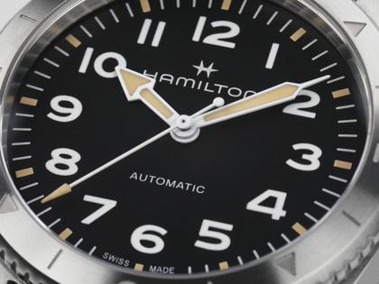 Hamilton Khaki Field Expedition Automatik Edelstahl 41mm schwarzes Zifferblatt graues Textilband – Herrenuhren Uhr ohne Datum aus Edelstahl. Das Gehäuse ist rund und silber. Das Textilarmband ist grau. Das Zifferblatt ist ein Index in schwarz. – Ansicht 4