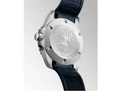 Longines HydroConquest GMT Automatik Edelstahl 43mm blaues Zifferblatt blaues Kautschukband – Herrenuhren Uhr mit Datum aus Edelstahl, Kautschuk und Keramik. Das Gehäuse ist rund und silber. Das Kautschuk / Kunststoff / Silikon Armband ist blau. Das Zifferblatt ist arabisch Index und blau. – Ansicht 3