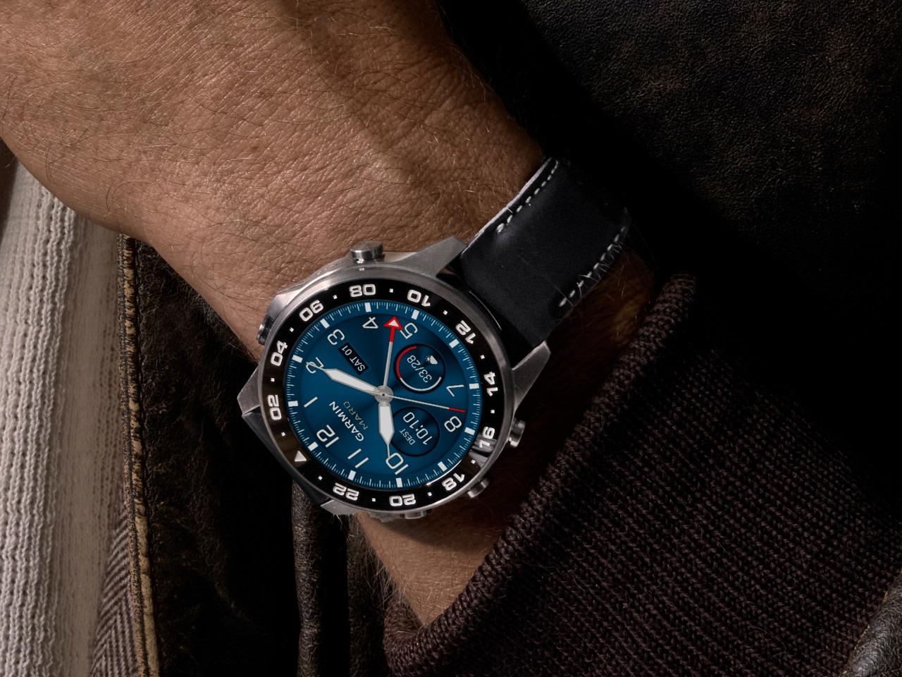 Garmin MARQ Aviator Gen 3 Titan 47mm digitales Display schwarzes Lederband – Herrenuhren Uhr Multifunktion aus Keramik, Leder und Titan. Das Gehäuse ist rund und grau. Das Lederarmband ist schwarz. Der Zifferblatt ist digital. – Ansicht 9