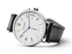 Nomos Glashütte Tangomat GMT Automatik Edelstahl 40mm weißes Zifferblatt schwarzes Lederband – Herrenuhren Uhr mit Datum aus Edelstahl. Das Gehäuse ist rund und silber. Das Lederarmband ist schwarz. Das Zifferblatt ist arabisch Index und weiß. – Ansicht 2