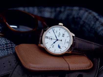 Glashütte Original Senator Excellence Ewiger Kalender Automatik Rotgold 42mm silberfarbenes Zifferblatt braunes Lederband – Herrenuhren Uhr mit Kalender aus 750 Rotgold. Das Gehäuse ist rund und roségold. Das Lederarmband Kroko / Alligator ist braun. Das Zifferblatt ist römisch Index und weiß. – Ansicht 2