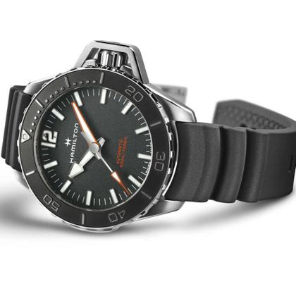 Hamilton Khaki Navy Frogman Automatik Edelstahl 46mm schwarzes Zifferblatt Kautschukband – Herrenuhren Uhr ohne Datum aus Edelstahl und Kautschuk. Das Gehäuse ist rund und silber. Das Kautschuk / Kunststoff / Silikon Armband ist schwarz. Das Zifferblatt ist arabisch Index und schwarz. – Ansicht 2