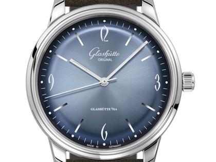Glashütte Original Sixties Automatik Edelstahl 39mm blaues Zifferblatt braunes Textilband – Herrenuhren Uhr ohne Datum aus Edelstahl. Das Gehäuse ist rund und silber. Das Lederarmband ist braun. Das Zifferblatt ist arabisch Index und blau. – Ansicht 4