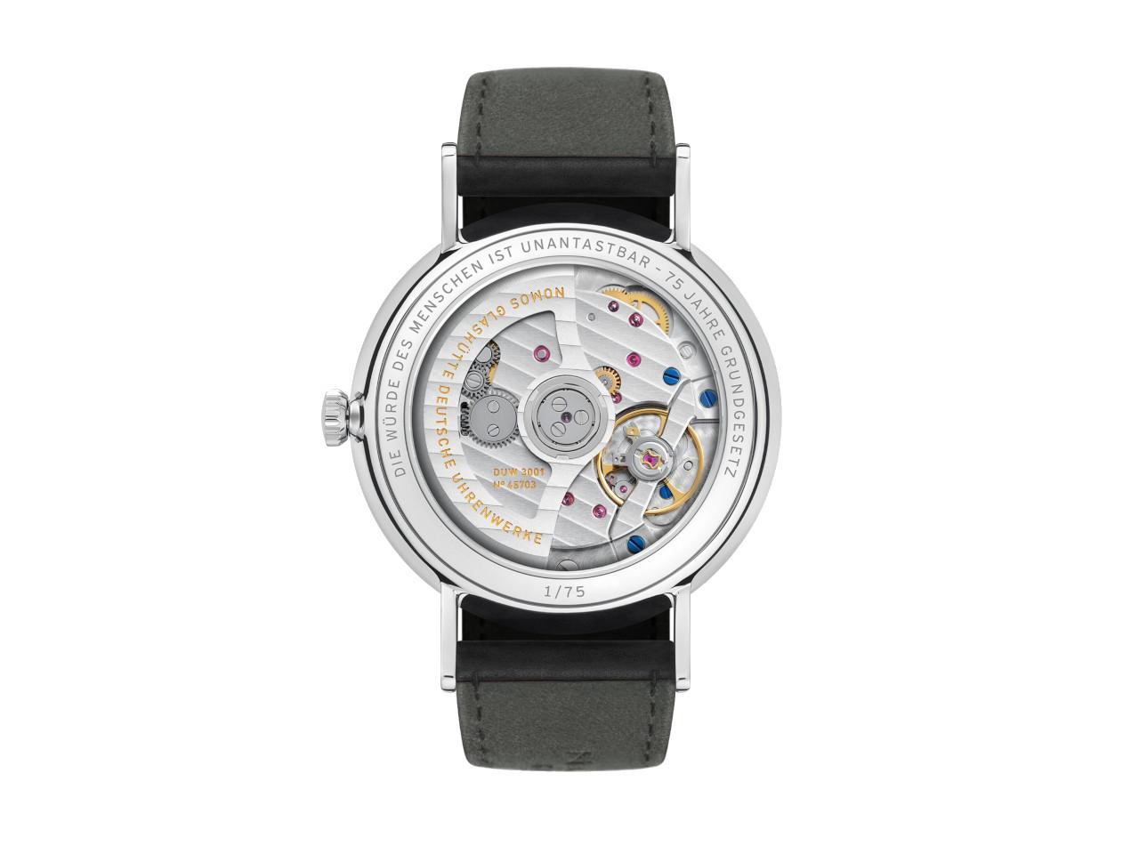 Nomos Glashütte Ludwig Neomatik 39 75 Jahre Grundgesetz Automatik Edelstahl 39mm weißes Zifferblatt schwarzes Lederband limitiert – Herrenuhren Uhr ohne Datum aus Edelstahl und Leder. Das Gehäuse ist rund und silber. Das Lederarmband ist schwarz. Das Zifferblatt ist römisch Index und weiß. – Ansicht 2
