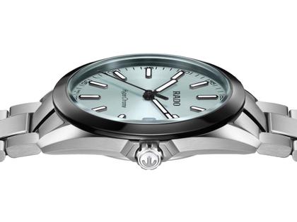Rado HyperChrome Quarz Edelstahl 41,5mm blaues Zifferblatt Metallband – Herrenuhren Uhr mit Datum aus Edelstahl und Keramik. Das Gehäuse ist rund und silber. Das Edelstahlarmband ist silber. Das Zifferblatt ist ein Index in blau. – Ansicht 3