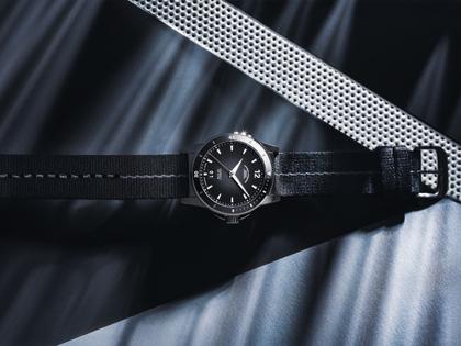 Mühle Glashütte Sportivo  Großdatum Automatik Edelstahl 42,5mm schwarzes Zifferblatt schwarz-graues Textilband – Herrenuhren Uhr mit Datum aus Edelstahl, Keramik und Leder. Das Gehäuse ist rund und silber. Das Textilarmband ist schwarz. Das Zifferblatt ist arabisch Index und schwarz. – Ansicht 3