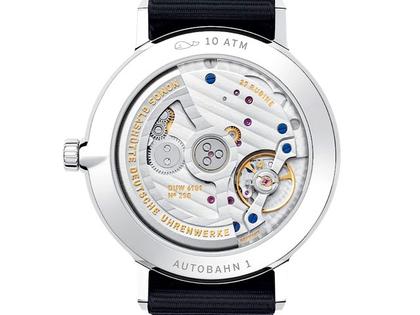 Nomos Glashütte Autobahn neomatik 41 Datum Nachtblau Automatik Edelstahl 41mm blaues Zifferblatt blaues Textilband – Herrenuhren Uhr mit Datum aus Edelstahl. Das Gehäuse ist rund und silber. Das Textilarmband ist blau. Das Zifferblatt ist arabisch Index und blau. – Ansicht 3