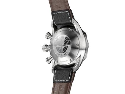 Junghans Meister Pilot Automatic Edelstahl 43mm schwarzes Zifferblatt braunes Lederband – Herrenuhren Chronograph aus Edelstahl. Das Gehäuse ist rund und silber. Das Lederarmband ist braun. Das Zifferblatt ist arabisch Index und schwarz. – Ansicht 3