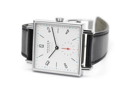 Nomos Glashütte Tetra neomatik 39 Automatik Edelstahl 33mm weißes Zifferblatt schwarzes Lederband – Damenuhren Uhr ohne Datum aus Edelstahl. Das Gehäuse ist quadratisch und silber. Das Lederarmband ist schwarz. Das Zifferblatt ist arabisch Index und weiß. – Ansicht 5