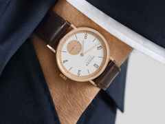 Nomos Glashütte Tangente Roségold neomatik 175 Years of Watchmaking Glashütte Automatik 35mm weißes Zifferblatt braunes Lederband – Damenuhren Uhr ohne Datum aus 750 Rotgold. Das Gehäuse ist rund und roségold. Das Lederarmband ist braun. Das Zifferblatt ist arabisch Index und silber. – Ansicht 4