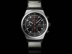 Porsche Design Chronograph 1 - 1972 Limited Edition GP 2023 – Herrenuhren Chronograph aus Titan. Das Gehäuse ist rund und silber. Das Textilarmband ist weiß. Das Zifferblatt ist ein Index in schwarz. – Ansicht 6