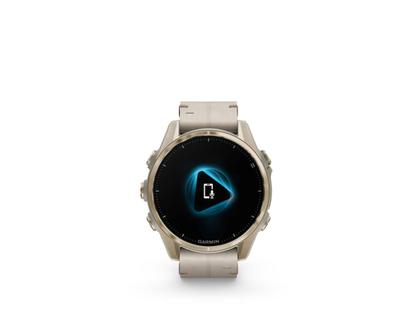 Garmin fenix 8 43mm AMOLED faserverstärktes Polymer Edelstahl softgold beschichtet kalksteinfarbenes Lederband – Damenuhren Uhr Multifunktion aus DLC beschichtet und Edelstahl. Das Gehäuse ist rund und beige. Das Lederarmband ist beige. Das Zifferblatt ist digital und schwarz. – Ansicht 2
