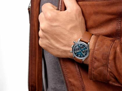 Longines Avigation Bigeye Automatik Titan 41mm blaues Zifferblatt braunes Lederband – Herrenuhren Chronograph aus Titan. Das Gehäuse ist rund und silber. Das Lederarmband ist braun. Das Zifferblatt ist arabisch und blau. – Ansicht 4