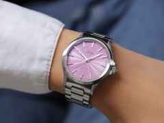 Sinn Spezialuhren 556 Malve Automatik Edelstahl 38,5mm rosa Zifferblatt Metallband limitiert – Damenuhren Uhr ohne Datum aus Edelstahl. Das Gehäuse ist rund und silber. Das Edelstahlarmband ist silber. Das Zifferblatt ist ein Index in rosa. – Ansicht 5
