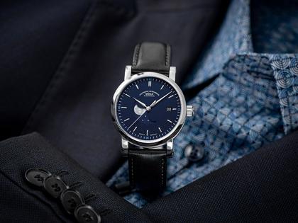 Mühle Glashütte Teutonia IV BlueMoon Automatik Edelstahl 39mm nachtblaues Zifferblatt schwarzes Lederband – Herrenuhren Uhr mit Datum aus Edelstahl und Leder. Das Gehäuse ist rund und silber. Das Lederarmband ist schwarz. Das Zifferblatt ist ein Index in blau. – Ansicht 4