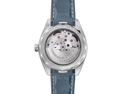 Omega Seamaster Aqua Terra 150M Automatik Kleine Sekunde Edelstahl 41mm blaues Zifferblatt Kautschukband – Herrenuhren Uhr mit Datum aus Edelstahl und Kautschuk. Das Gehäuse ist rund und silber. Das Kautschuk / Kunststoff / Silikon Armband ist blau. Das Zifferblatt ist ein Index in blau. – Ansicht 2