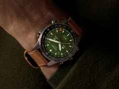 Garmin MARQ Adventurer Gen 3 Titan 47mm digitales Display braunes Lederband – Herrenuhren Uhr Multifunktion aus Keramik, Leder und Titan. Das Gehäuse ist rund und grau. Das Lederarmband ist braun. Der Zifferblatt ist digital. – Ansicht 9