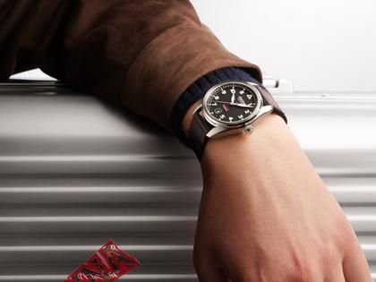 Alpina Startimer Pilot Automatik Edelstahl 40mm schwarzes Zifferblatt schwarzes Textilband – Herrenuhren Uhr mit Datum aus Edelstahl. Das Gehäuse ist rund und silber. Das Textilarmband ist schwarz. Das Zifferblatt ist arabisch Index und schwarz. – Ansicht 7