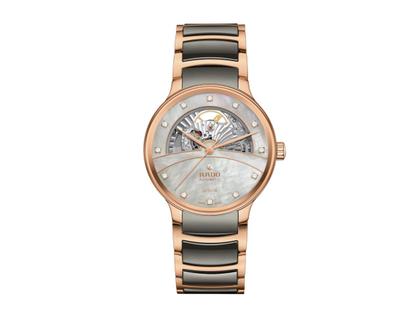 Rado Centrix Diamonds Open Heart Automatik Edelstahl Roségold-PVD 39,5mm graues Perlmutt-Zifferblatt mit Brillanten Metallband – Damenuhren Uhr ohne Datum aus Edelstahl, Keramik und PVD beschichtet. Das Gehäuse ist rund und roségold. Das Keramikarmband ist grau. Das Zifferblatt ist ein Index in grau.