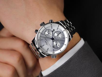 Sinn Spezialuhren 6099 Frankfurter Finanzplatzuhr Automatik Edelstahl 41,5mm silberfarbenes Zifferblatt Metallband limitiert – Herrenuhren Chronograph aus Edelstahl. Das Gehäuse ist rund und silber. Das Edelstahlarmband ist silber. Das Zifferblatt ist ein Index in silber. – Ansicht 7