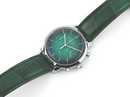 Glashütte Original Sixties Chronograph Annual Edition Automatik Edelstahl 42mm grünes Zifferblatt grünes Lederband 1-39-34-05-22-04 Full Set Occasion Neu – Herrenuhren Chronograph aus Edelstahl. Das Gehäuse ist rund und silber. Das Lederarmband Kroko / Alligator ist grün. Das Zifferblatt ist arabisch Index und grün. – Ansicht 4