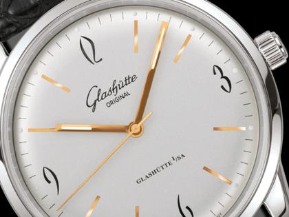 Glashütte Original Sixties Automatik Edelstahl 39mm silberfarbenes Zifferblatt schwarzes Lederband – Herrenuhren Uhr ohne Datum aus Edelstahl. Das Gehäuse ist rund und silber. Das Lederarmband Kroko / Alligator ist schwarz. Das Zifferblatt ist arabisch Index und silber. – Ansicht 2