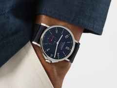 Nomos Glashütte Ahoi neomatik 38 Datum Atlantik Automatik Edelstahl dunkelblaues Zifferblatt dunkelblaues Textilband Glasboden – Herrenuhren Uhr mit Datum aus Edelstahl. Das Gehäuse ist rund und silber. Das Textilarmband ist blau. Das Zifferblatt ist arabisch Index und blau. – Ansicht 10