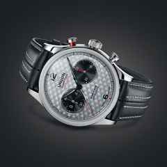 Union Glashütte Noramis Chronograph Sachsen Classic 2025 Limited Edition Automatik Edelstahl 42mm silberfarbenes Zifferblatt schwarzes Lederband – Herrenuhren Chronograph aus Edelstahl und Leder. Das Gehäuse ist rund und silber. Das Lederarmband ist schwarz. Das Zifferblatt ist arabisch Index und silber. – Ansicht 12