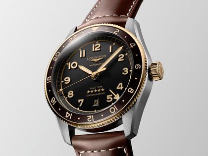 Longines Spirit Zulu Time Automatik Edelstahl 42mm Gelbgold-Lünette graues Zifferblatt braunes Lederband – Herrenuhren Uhr mit Datum aus 750 Gelbgold, Edelstahl, Keramik und Leder. Das Gehäuse ist rund und silber-gelbgold. Das Lederarmband ist braun. Das Zifferblatt ist arabisch Index und grau. – Ansicht 3