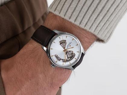 Hamilton Jazzmaster Open Heart Automatik Edelstahl 40mm silbernes Zifferblatt braunes Lederband – Herrenuhren Uhr ohne Datum aus Edelstahl und Leder. Das Gehäuse ist rund und silber. Das Lederarmband ist braun. Das Zifferblatt ist ein Index in silber. – Ansicht 6