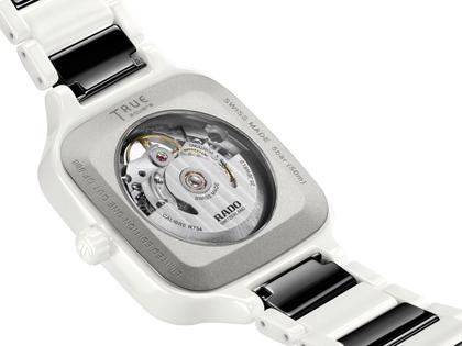 Rado True Square Open Heart Diamonds Automatik Keramik 38mm weißes Zifferblatt weißes Keramikband limitiert – Herrenuhren Uhr ohne Datum aus Keramik und Titan. Das Gehäuse ist quadratisch und weiß. Das Keramikarmband ist weiß. Das Zifferblatt ist skelettiert und weiß. – Ansicht 4