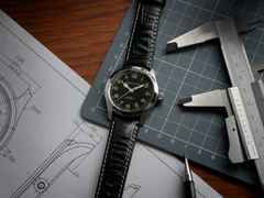 Hamilton Khaki Field Murph Automatik Edelstahl 38mm schwarzes Zifferblatt schwarzes Lederband – Herrenuhren Uhr ohne Datum aus Edelstahl und Leder. Das Gehäuse ist rund und silber. Das Lederarmband ist schwarz. Das Zifferblatt ist arabisch und schwarz. – Ansicht 5