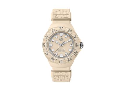 Herrenuhren Uhr mit Datum aus Edelstahl, Kautschuk und Kunststoff. Das Gehäuse ist rund und silber. Das Kautschuk / Kunststoff / Silikon Armband ist beige. Das Zifferblatt ist ein Index in beige.