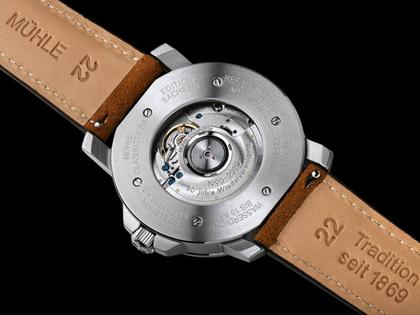 Mühle Glashütte 29er Casual Edition 30 Jahre Deutsche Einheit Automatik Edelstahl 42,4mm grünes Zifferblatt braunes Lederband – Herrenuhren Uhr mit Datum aus Edelstahl und Leder. Das Gehäuse ist rund und silber. Das Lederarmband ist braun. Das Zifferblatt ist ein Index in grün. – Ansicht 6
