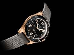 Glashütte Original SeaQ Panoramadatum Automatik Rotgold 43mm schwarzes Zifferblatt graues Textilband – Herrenuhren Uhr mit Datum aus 750 Rotgold. Das Gehäuse ist rund und roségold. Das Textilarmband ist grau. Das Zifferblatt ist arabisch Index und schwarz. – Ansicht 2