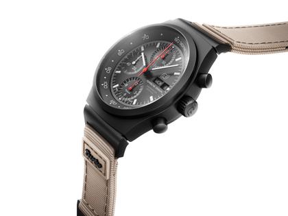Porsche Design Chronograph 1 - 50 Jahre 911 Turbo Edition Automatik Titan 40mm schwarzes Zifferblatt Metallband und Textilband limitiert – Herrenuhren Chronograph aus Titan und Titancarbid beschichtet. Das Gehäuse ist rund und schwarz. Das Titanarmband ist schwarz. Das Zifferblatt ist arabisch Index und schwarz. – Ansicht 5