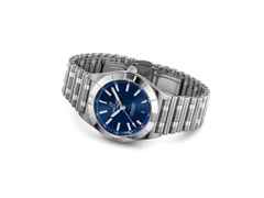 Breitling Chronomat 32 Quarz Edelstahl blaues Zifferblatt Metallband – Damenuhren Uhr mit Datum aus Edelstahl. Das Gehäuse ist rund und blau. Das Edelstahlarmband ist silber. Das Zifferblatt ist ein Index in weiß. – Ansicht 2