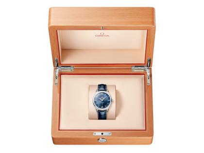 Omega Constellation Observatory Automatik Edelstahl 39mm blaues Zifferblatt blaues Lederband – Herrenuhren Uhr ohne Datum aus 750 Weißgold, Edelstahl und Leder. Das Gehäuse ist rund und silber. Das Lederarmband Kroko / Alligator ist blau. Das Zifferblatt ist ein Index in blau. – Ansicht 3