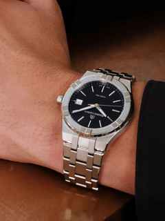 Maurice Lacroix Aikon Quartz Edelstahl 40mm schwarzes Zifferblatt Metallband – Herrenuhren Uhr mit Datum aus Edelstahl, PVD beschichtet und vergoldet. Das Gehäuse ist rund und silber. Das Edelstahlarmband ist silber. Das Zifferblatt ist ein Index in schwarz. – Ansicht 3