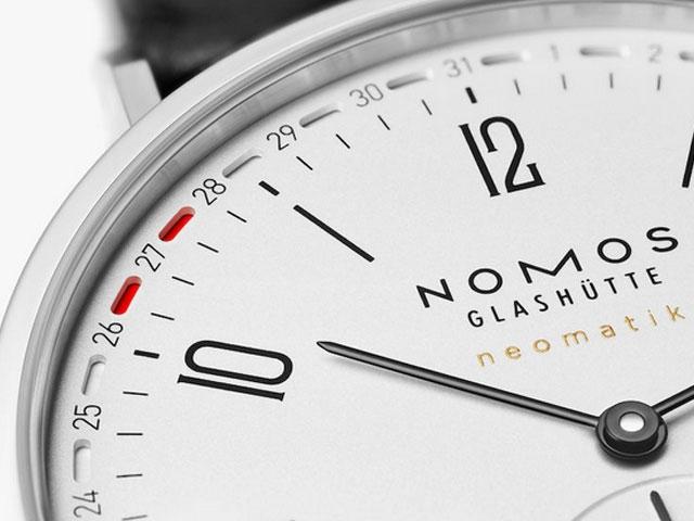 Nomos Glashütte Tangente 41 neomatik Update Automatik Edelstahl 40mm weißes Zifferblatt schwarzes Lederband – Herrenuhren Uhr mit Datum aus Edelstahl. Das Gehäuse ist rund und silber. Das Lederarmband ist schwarz. Das Zifferblatt ist arabisch Index und weiß. – Ansicht 6