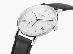 Nomos Glashütte Ludwig Neomatik 39 75 Jahre Grundgesetz Automatik Edelstahl 39mm weißes Zifferblatt schwarzes Lederband limitiert – Herrenuhren Uhr ohne Datum aus Edelstahl und Leder. Das Gehäuse ist rund und silber. Das Lederarmband ist schwarz. Das Zifferblatt ist römisch Index und weiß. – Ansicht 3