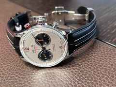Union Glashütte Noramis Chronograph Sachsen Classic 2025 Limited Edition Automatik Edelstahl 42mm silberfarbenes Zifferblatt schwarzes Lederband – Herrenuhren Chronograph aus Edelstahl und Leder. Das Gehäuse ist rund und silber. Das Lederarmband ist schwarz. Das Zifferblatt ist arabisch Index und silber. – Ansicht 14