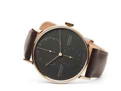 Nomos Glashütte Lambda 39 Samtschwarz Handaufzug Roségold 39mm schwarzes Zifferblatt braunes Lederband – Herrenuhren Uhr ohne Datum aus 750 Rotgold und Leder. Das Gehäuse ist rund und roségold. Das Lederarmband ist braun. Das Zifferblatt ist ein Index in schwarz. – Ansicht 3