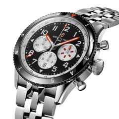 Breitling Super Avi B04 Chronograph GMT 46 Mosquito Automatik Edelstahl schwarzes Zifferblatt Metallband – Herrenuhren Chronograph aus Edelstahl und Keramik. Das Gehäuse ist rund und silber. Das Edelstahlarmband ist silber. Das Zifferblatt ist arabisch und schwarz. – Ansicht 2