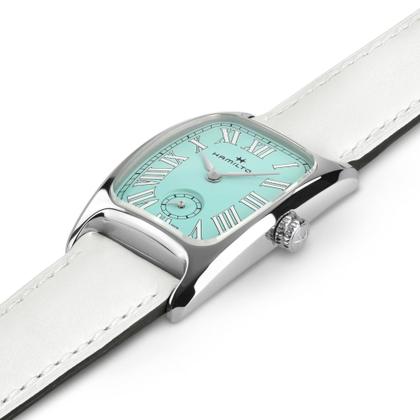 Hamilton American Classic Boulton Small Second M Quarz Edelstahl türkises Zifferblatt weißes Lederband – Herrenuhren Uhr ohne Datum aus Edelstahl und Leder. Das Gehäuse ist rechteckig und silber. Das Lederarmband ist weiß. Das Zifferblatt ist römisch und türkis. – Ansicht 2