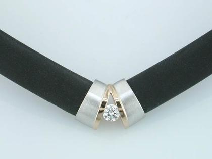 Micha Bunz Collier Kautschuk mit Platin und Brillanten – Halsschmuck Collier aus 750 Rotgold, 950 Platin und und .