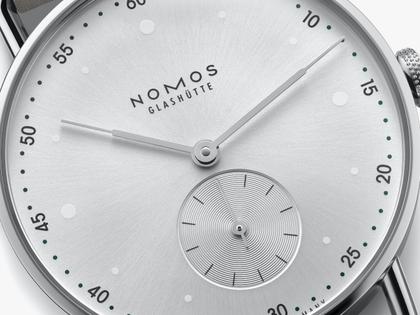 Nomos Glashütte Metro 33 All Silver Handaufzug Edelstahl 33mm silbernes Zifferblatt graues Lederband Glasboden – Damenuhren Uhr ohne Datum aus Edelstahl und Leder. Das Gehäuse ist rund und silber. Das Lederarmband ist grau. Das Zifferblatt ist ein Index in silber. – Ansicht 3