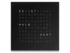 Qlocktwo Earth 90 Black Pepper mit weiß lackiertem Holz – Großuhren Wanduhr aus Edelstahl. Das Gehäuse ist quadratisch. Das Zifferblatt ist digital und schwarz.