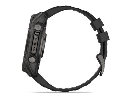 Garmin fenix 8 51mm AMOLED faserverstärktes Polymer Titan carbongrau beschichtet schwarzes Silikonband – Herrenuhren Uhr Multifunktion aus DLC beschichtet, Kautschuk und Titan. Das Gehäuse ist rund und schwarz. Das Kautschuk / Kunststoff / Silikon Armband ist schwarz. Das Zifferblatt ist digital und schwarz. – Ansicht 3